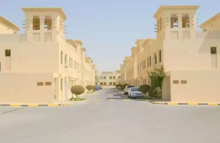 Residencial Listo Propiedad 5 habitaciones S / F Villa en Compound  alquiler en al-sad , Doha #9863 - 1  image 